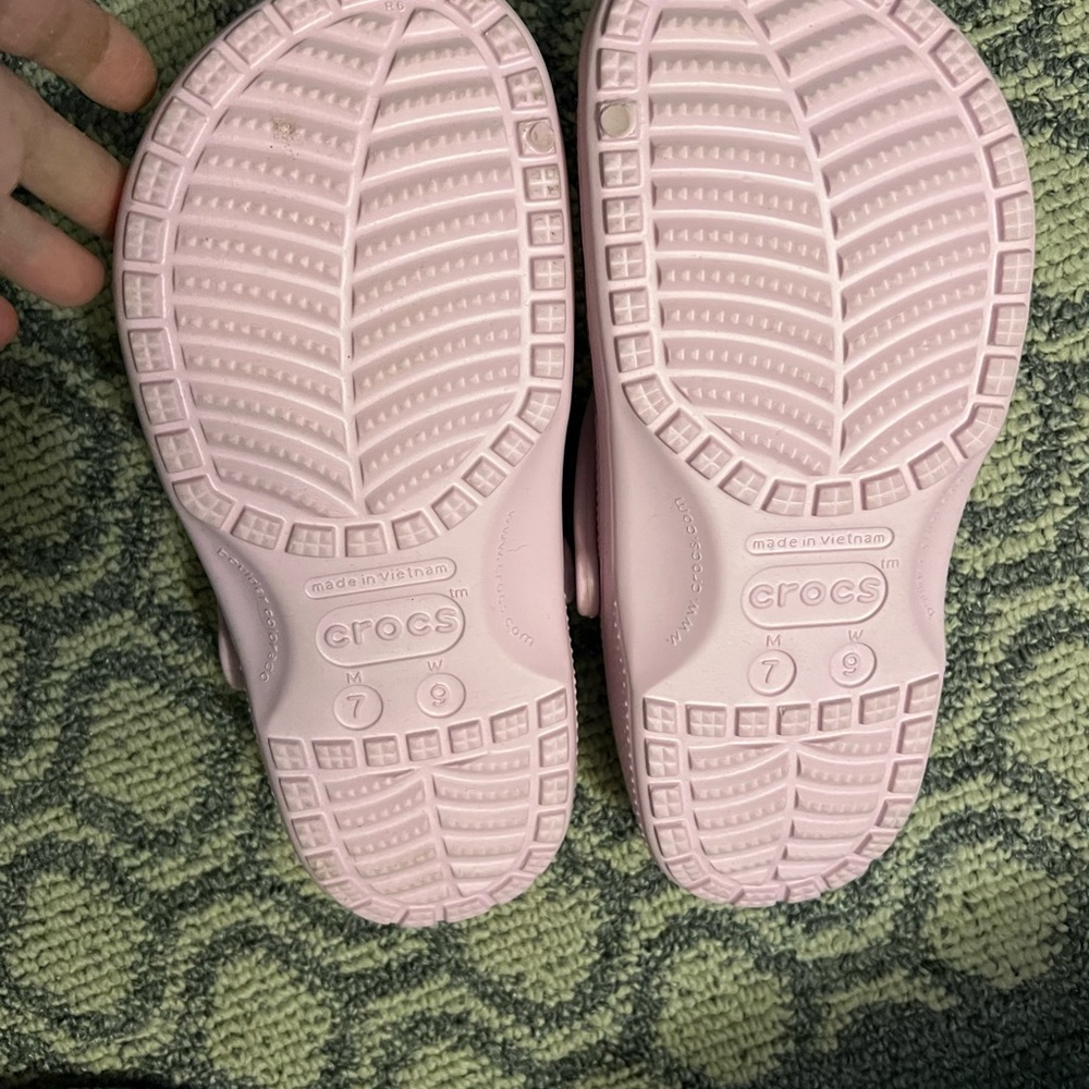 Size 9 crocs barely worn pink